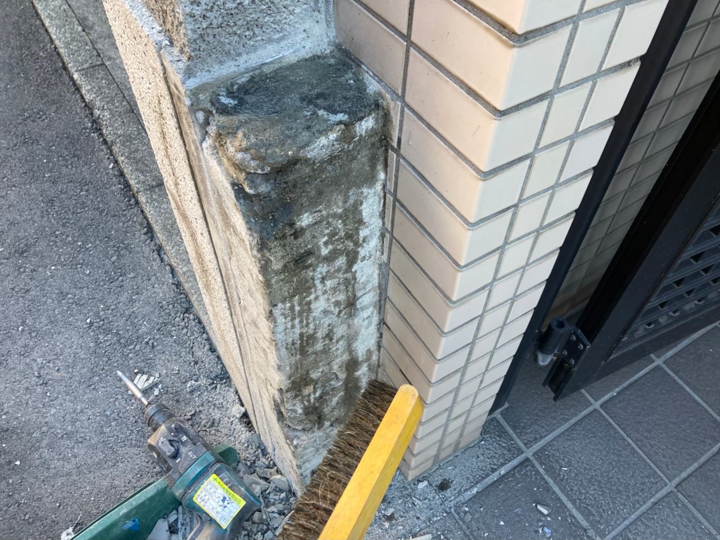 はつり後・清掃中