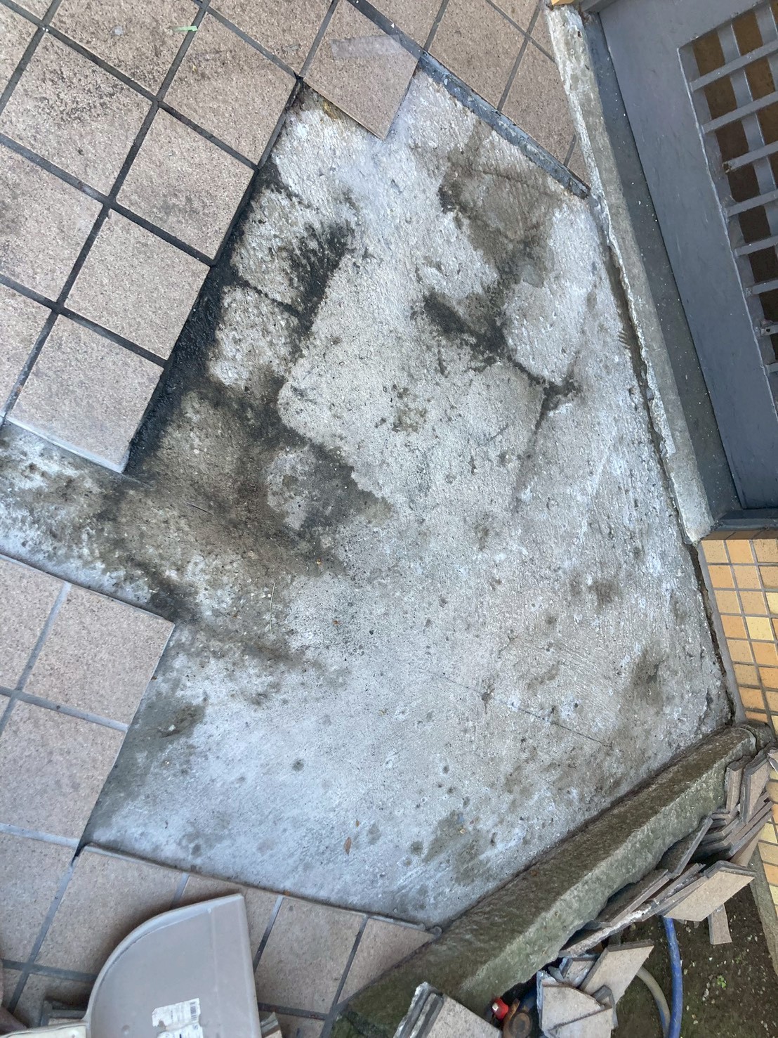 既存タイル撤去後・下地確認
